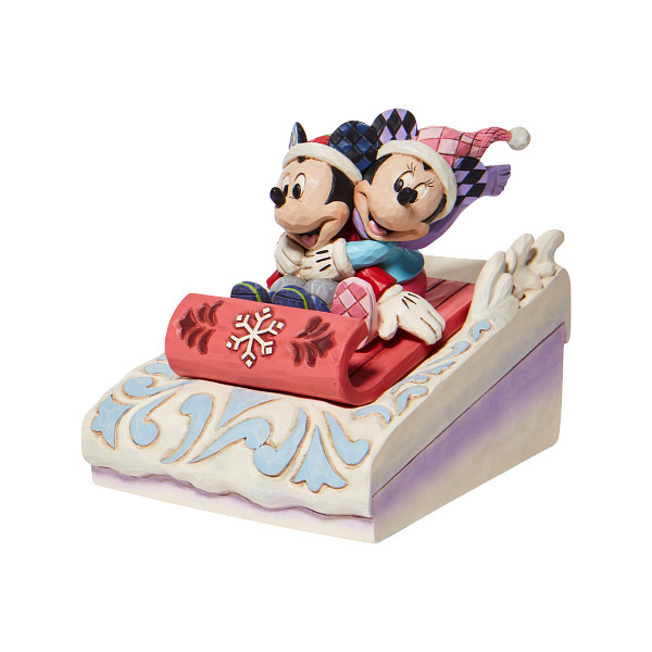 Disney Traditions, Jim Shore, Jim Shore Disney, Disney Traditions Collection, 6008972, Sledding Sweethearts, Mickey & Minnie Sledding, Micky & Minnie fahren Schlitten, Micky & Minnie im Schlitten, Jim Shore Disneyfigur, DIsney Traditions Figur, Disney Tra